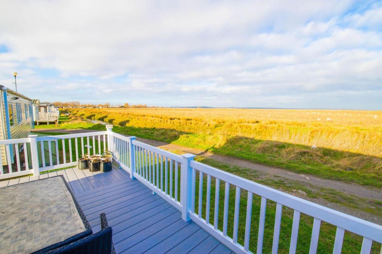 Mp124 - Camber Sands Holiday Park - Sleeps 6 - Full Decking - Beautiful Marsh Views Hotel Bagian luar foto